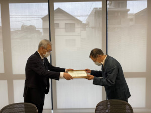 引田学長より名誉教授号が授与されました。